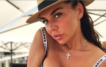 Анна Сєдокова показала груди в тісному купальнику (фото)