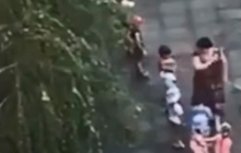 В России воспитательница детского сада била малышей тряпкой по лицу (видео)