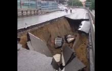 У Сочі на мосту обвалилася дорога (відео)