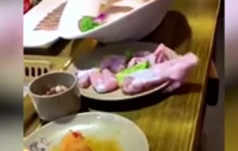 Мертва курка "ожила" та втекла з тарілки (відео)