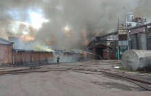 На Чернігівщині горів жиркомбінат: для гасіння залучали гелікоптер (фото)