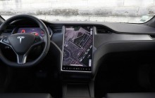 В электрокарах Tesla будут показывать видео с YouTube и Netflix