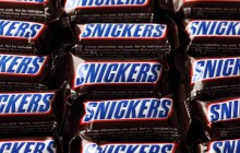 SNICKERS предлагает перенести празднование Хэллоуина и подарить американцам 1 миллион шоколадных батончиков, если это произойдет