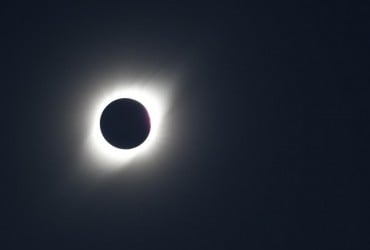 Когда будет следующее полное солнечное затмение и где за ним лучше всего наблюдать