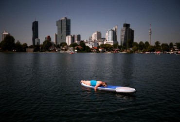Туристам розповіли, як пережити пекельну спеку на європейських курортах цього літа
