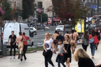 Гей порно видео голые парни ходят по улице. Смотреть голые парни ходят по улице онлайн