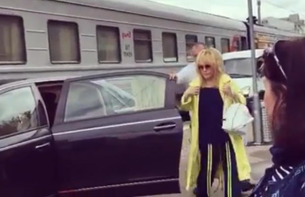 "Відходить мій потяг": Пугачова підставила співробітників вокзалу своєю витівкою (відео)