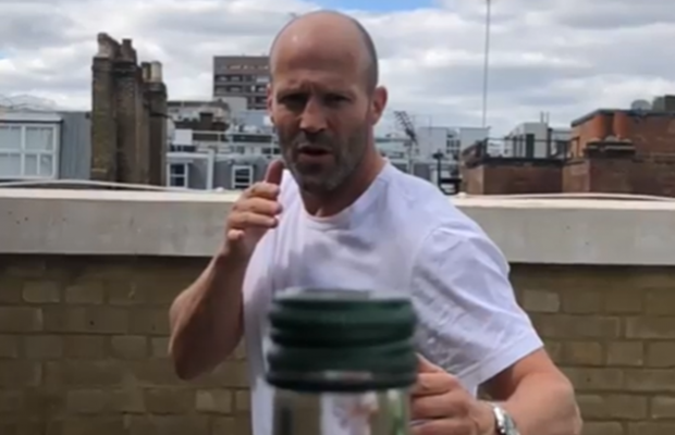 Голлівудський актор відкрив пляшку ударом ноги - в мережі запустили новий флешмоб (відео)