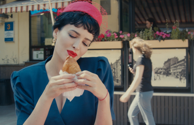 Даша Астафьева в экстравагантном образе позировала с перепичкой у столичного киоска (видео)