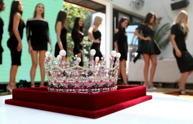 Бегают в жару и барахтаются в грязи: 30 девушек проходят испытания в борьбе за звание "Мисс Украина" (фото, видео)