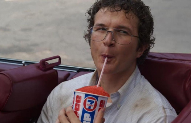 У третьому сезоні хітового серіалу «Дивні дива» зіграв актор українського походження