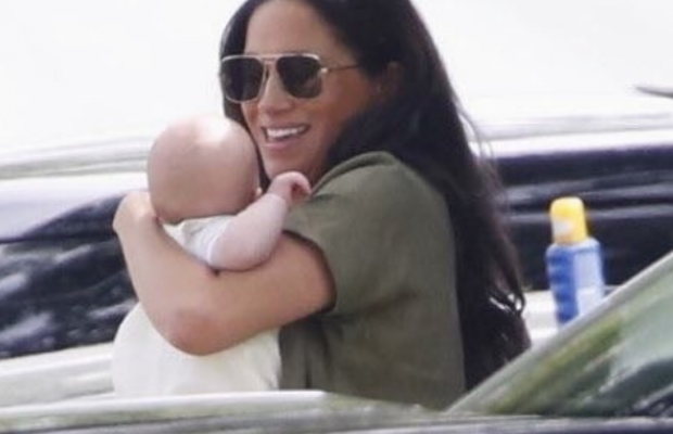 Папарацці вперше підловили Меган Маркл з 2-місячним сином на вулиці (фоторепортаж)
