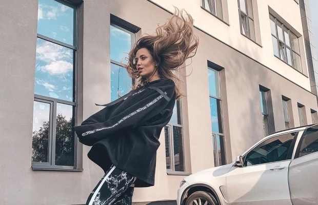 "Розпустила волосся, щоб тобі сподобатися": Дорофєєва похвалилася стильним образом