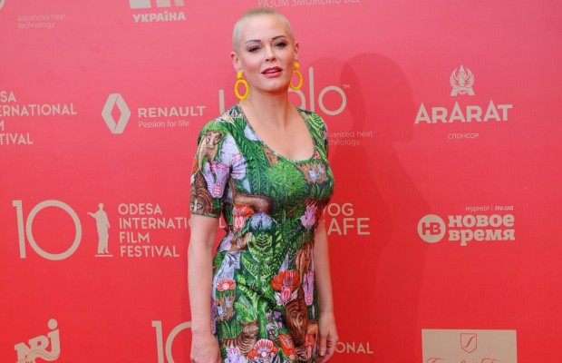 Зірка "Зачарованих" в яскравому вбранні відвідала Одеський міжнародний кінофестиваль (фото)