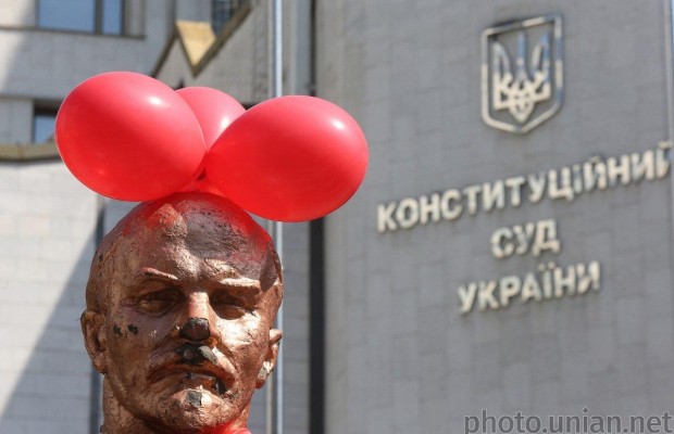 Акция протеста против вероятной отмены закона о декоммунизации возле КСУ в Киеве