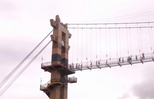 Не для слабонервных: в Китае открыли стеклянный мост с 5D-эффектом (видео)