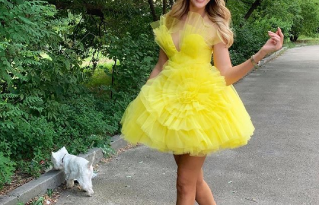 Леся Нікітюк "засвітила" спокусливе декольте й довгі ноги (фото)