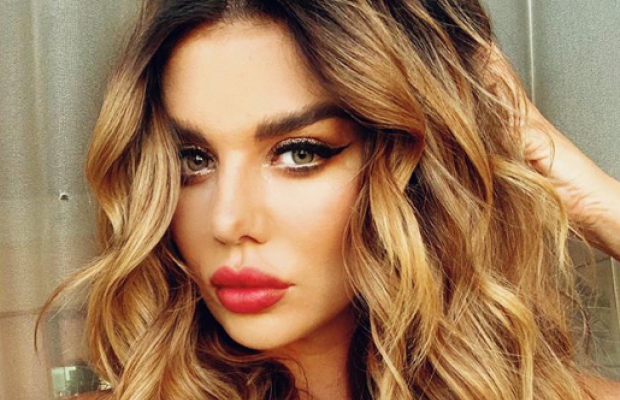 Анна Седокова прикрыла огромную грудь кудряшками (фото)