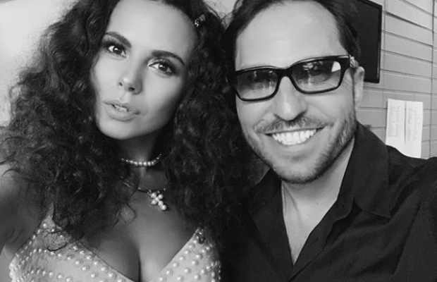 Настя Каменских в кукольном образе сфотографировалась с российским певцом