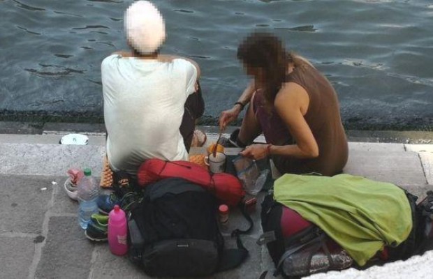 У Венеції двох німців оштрафували на 1000 євро за приготування кави біля мосту (фото)