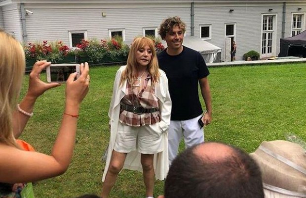 Алла Пугачева шокировала публику своим появлением в мини-шортах (фото)