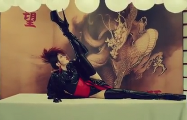 MARUV с ирокезом и в латексном кимоно задрала ногу в тизере нового клипа (видео)