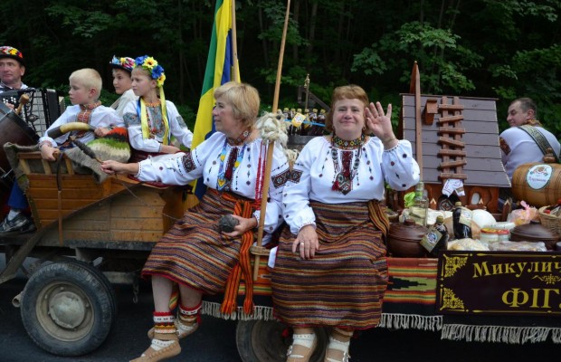 Наварили 75 литров грибной похлебки и показали свадьбу Довбуша: как Яремче отгуляло День города (фоторепортаж)