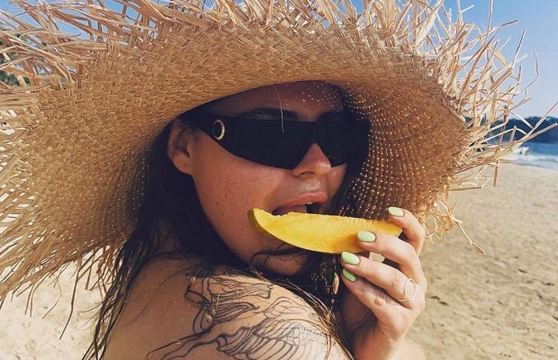 Солістка гурту KAZKA у купальнику продемонструвала пишні груди та сідниці (фото)