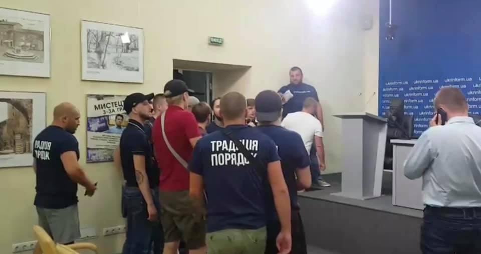 Во время срыва пресс-конференции Аксенова и Кошукова пострадали три сотрудника "Укринформа" / Скриншот: Facebook/Сергей Томиленко Во время срыва пресс-конференции Аксенова и Кошукова пострадали три сотрудника "Укринформа" / Скриншот: Facebook/Сергей Томиленко