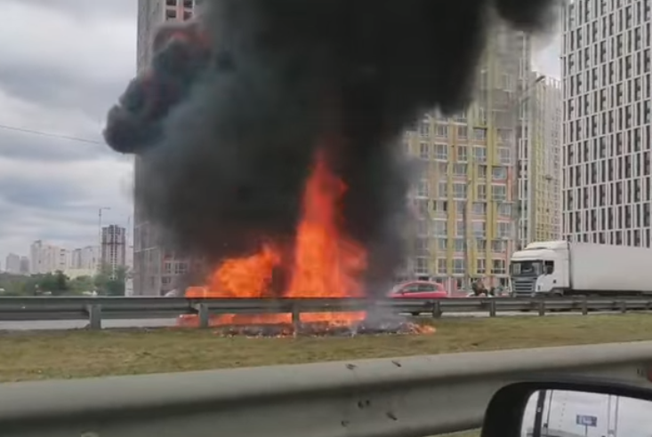 На проспекте Бажана в Киеве сгорел автомобиль / скриншот