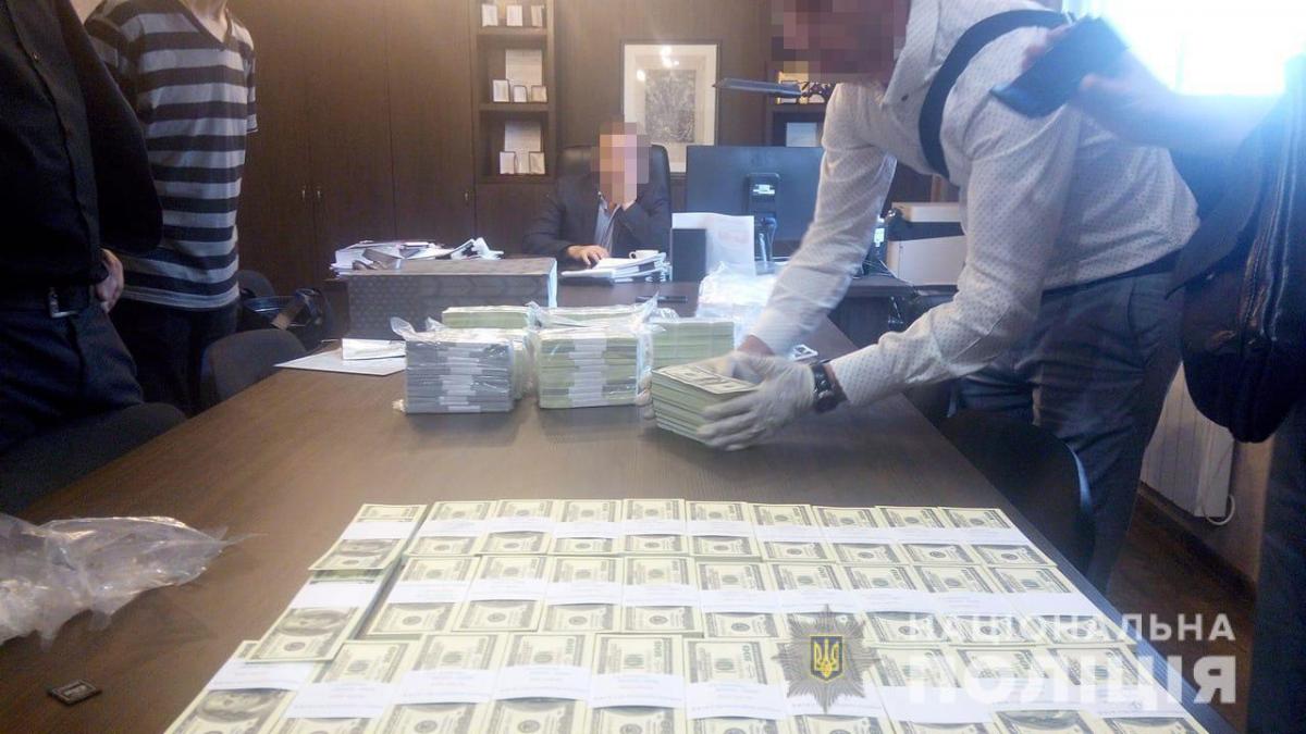 Гендиректора держустанови затримали в службовому кабінеті, а директора держпідприємства - на виїзді з Києва / фото: прес-служба поліції Гендиректора держустанови затримали в службовому кабінеті, а директора держпідприємства - на виїзді з Києва / фото: прес-служба поліції