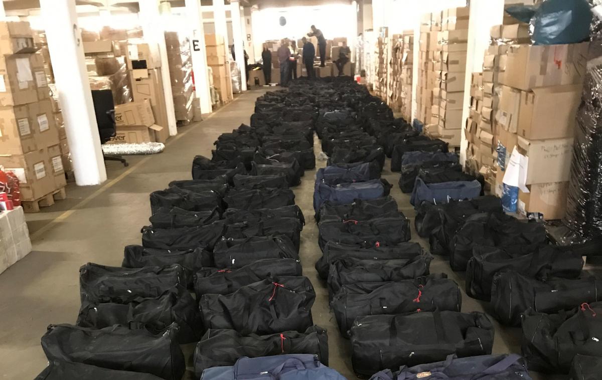 Во время проверки таможенники обнаружили 221 спортивную сумку / REUTERS