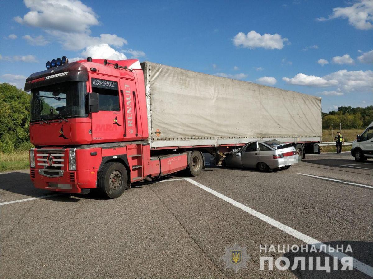50-річний водій вантажівки отримав тілесні ушкодження / фото hk.npu.gov.ua 50-річний водій вантажівки отримав тілесні ушкодження / фото hk.npu.gov.ua