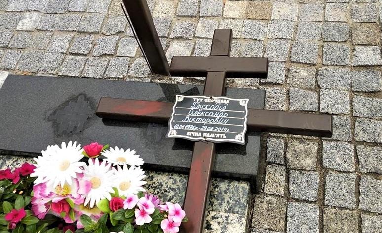 Невідомі понівечили на Алеї Слави дві могили полеглих учасників АТО / facebook/Валентина Андрияшева Невідомі понівечили на Алеї Слави дві могили полеглих учасників АТО / facebook/Валентина Андрияшева