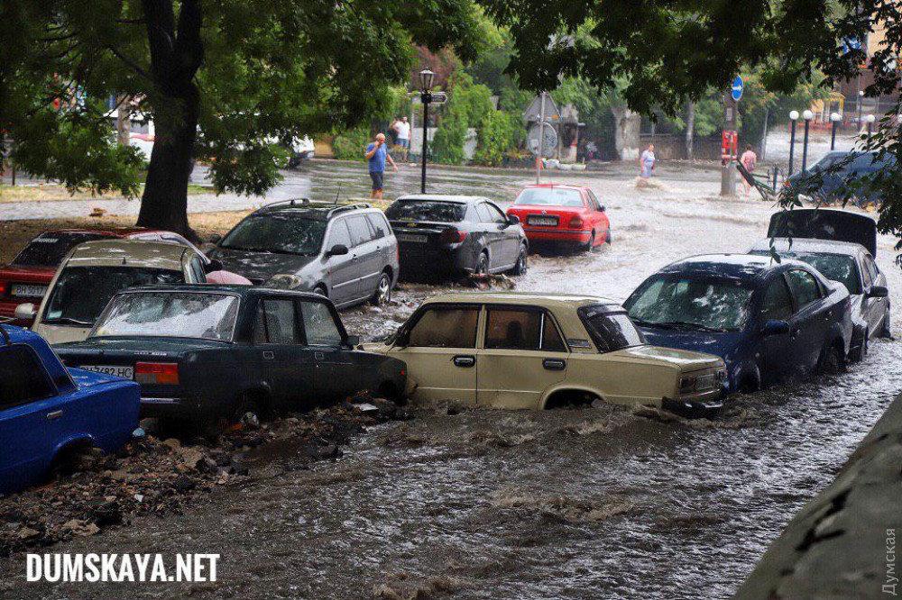 Потужні дощові потоки рознесли по вулицях міста гори «випадкового сміття» / "Думська"