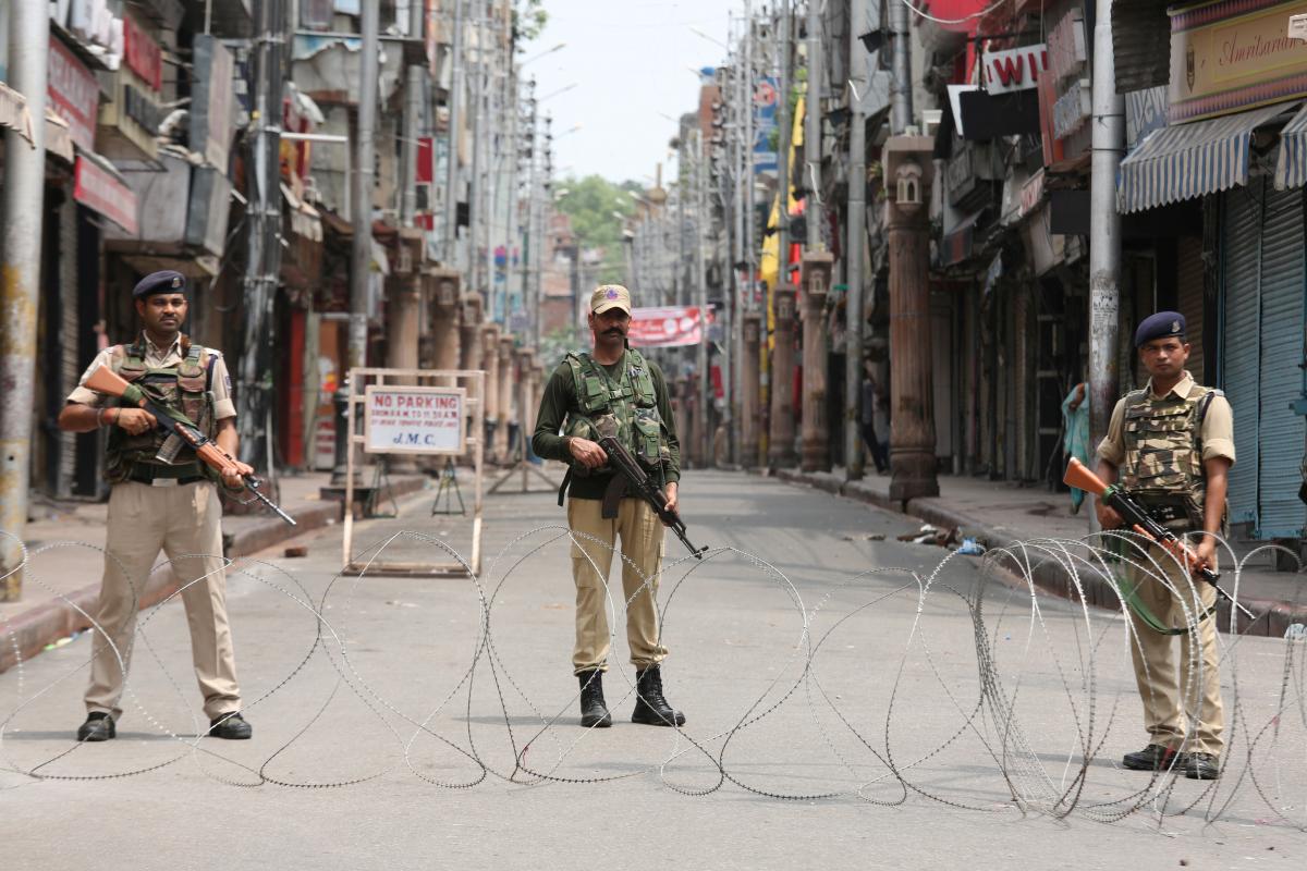 Индия и Пакистан заявили о готовности прекратить боевые действия на границе в Кашмире в том числе ради мирных жителей / фото REUTERS