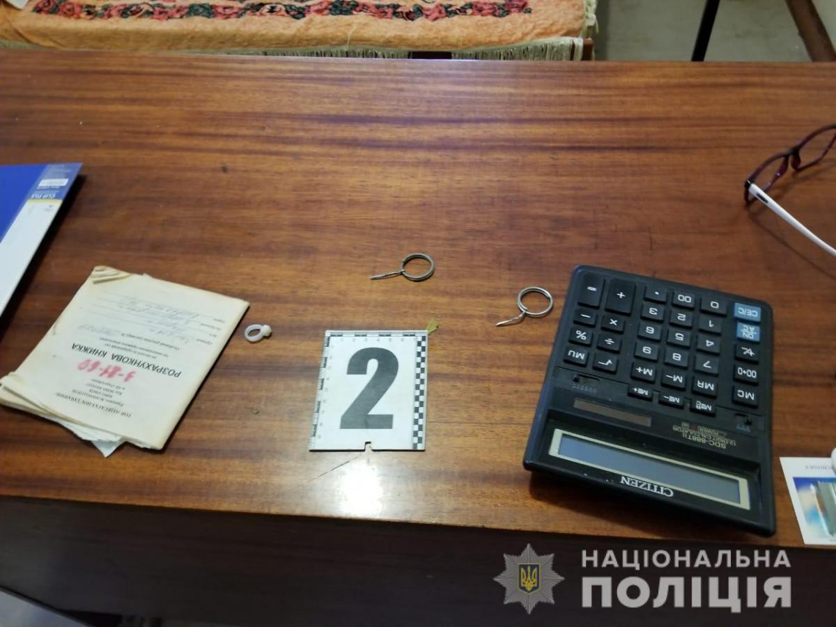 Через вікно виднілися чеки від двох гранат, а вибух був один / фото od.npu.gov.ua Через вікно виднілися чеки від двох гранат, а вибух був один / фото od.npu.gov.ua