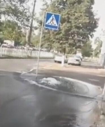Вода з тротуару розтеклася по дорозі / скріншот/Instagram dtp.kiev.ua Вода з тротуару розтеклася по дорозі / скріншот/Instagram dtp.kiev.ua