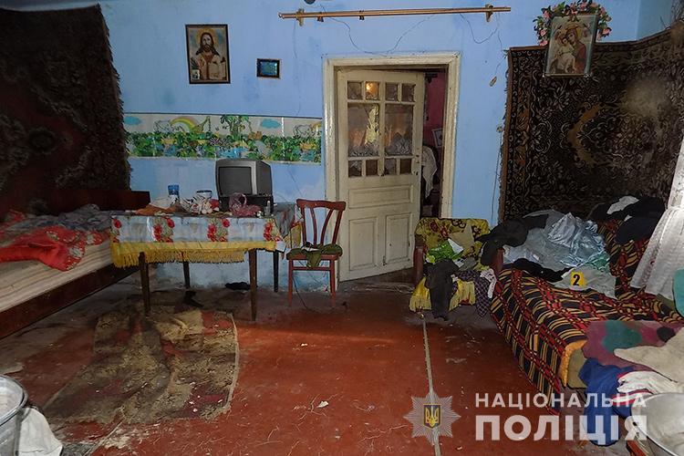 Спочатку потерпілого побили палицею / фото: ГУ Нацполіції Тернопільської області Спочатку потерпілого побили палицею / фото: ГУ Нацполіції Тернопільської області