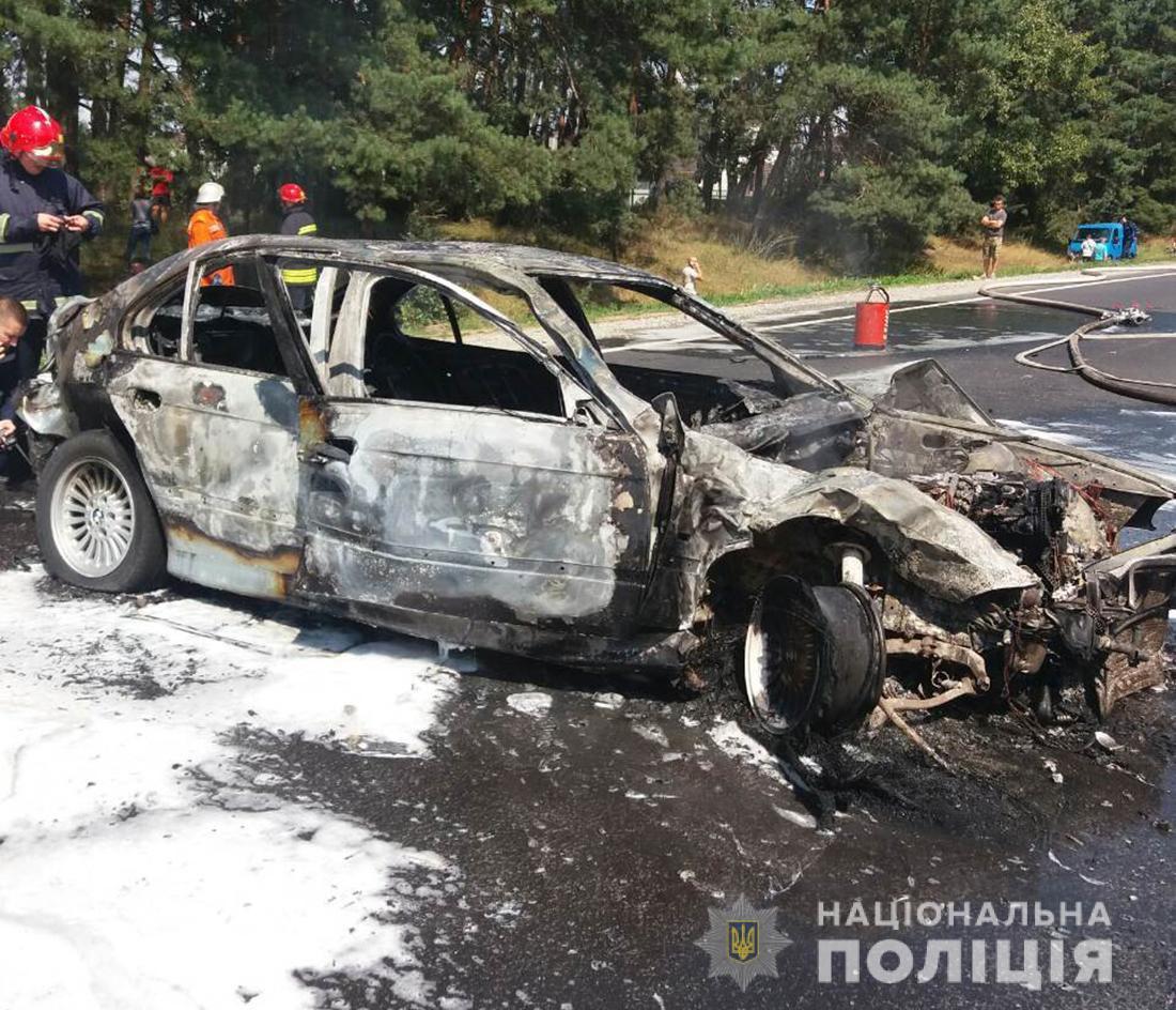 Авто повністю знищено вогнем / фото: ГУ Нацполіції Житомирської області Авто повністю знищено вогнем / фото: ГУ Нацполіції Житомирської області