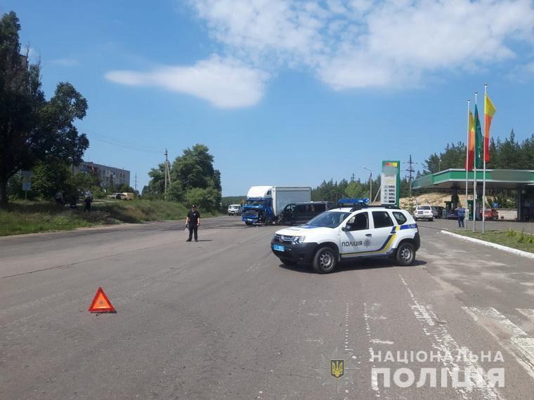 На місці події продовжують працювати співробітники поліції / фото: прес-служба поліції області На місці події продовжують працювати співробітники поліції / фото: прес-служба поліції області