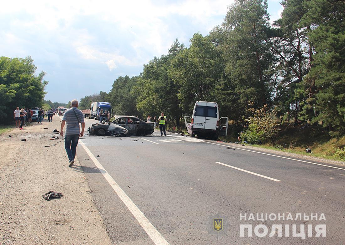 Внаслідок ДТП на Житомирщині госпіталізовано 12 людей / фото поліції Внаслідок ДТП на Житомирщині госпіталізовано 12 людей / фото поліції