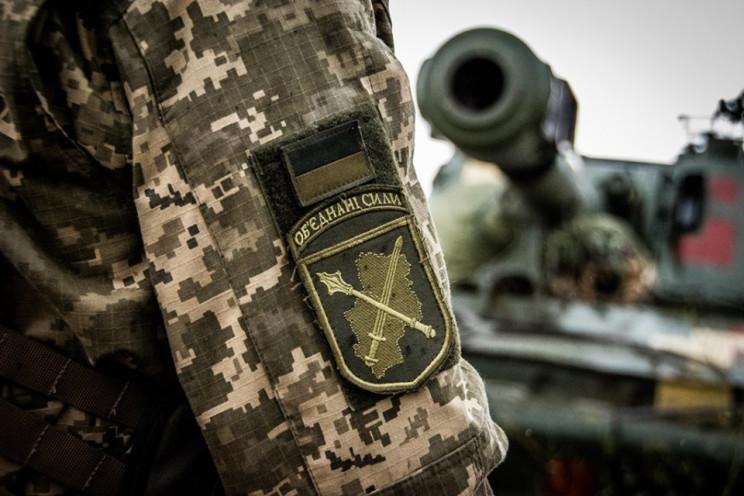 Боевики обстреливают украинских бойцов из запрещенного Минском оружия / фото: ООС