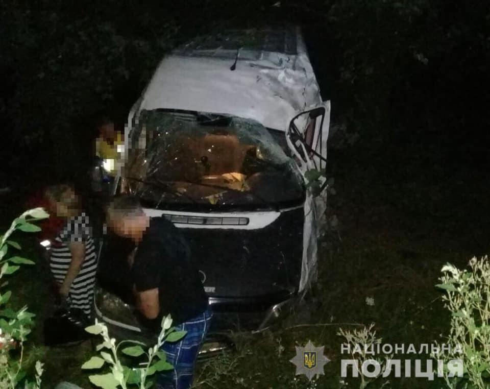 У Вінницькій області мікроавтобус зіткнувся з легковим авто / фото facebook/vinn.police У Вінницькій області мікроавтобус зіткнувся з легковим авто / фото facebook/vinn.police