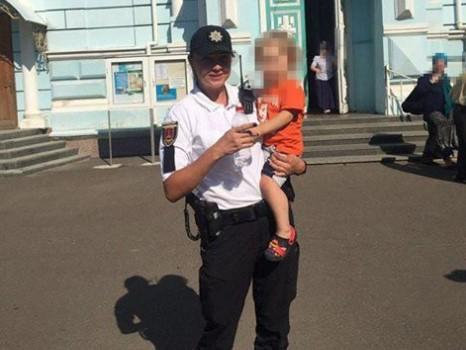 Мальчика передали инспекторам ювенальной превенции / фото facebook.com/odesapolice Мальчика передали инспекторам ювенальной превенции / фото facebook.com/odesapolice