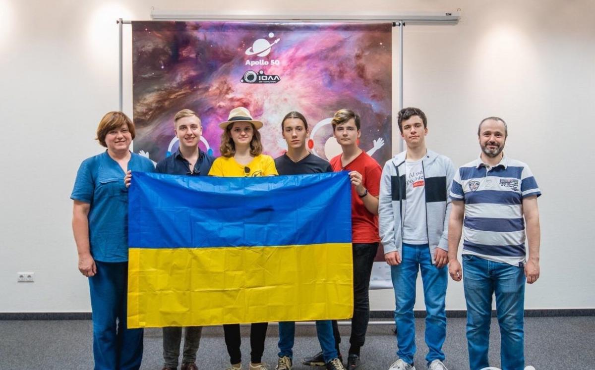 Украинские школьники вернулись с олимпиады с медалями / фото: МОН Украинские школьники вернулись с олимпиады с медалями / фото: МОН