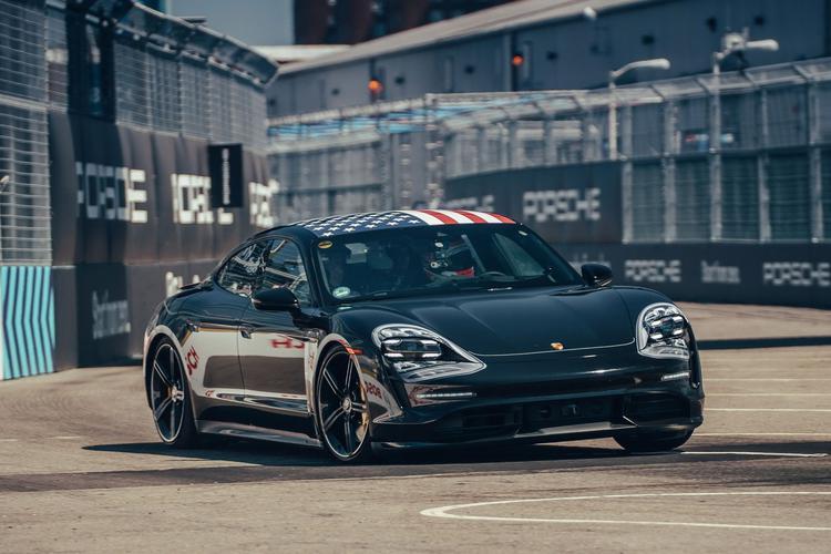 Ємність батареї Taycan - від 80 до 96 кіловат-годин / фото Porsche Ємність батареї Taycan - від 80 до 96 кіловат-годин / фото Porsche