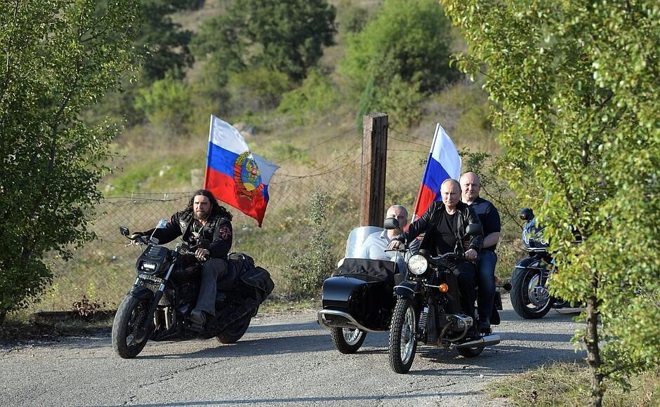 На байкера Путіна написали заяву за порушення ПДР / фото kremlin.ru На байкера Путіна написали заяву за порушення ПДР / фото kremlin.ru