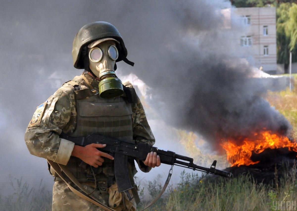 Наразі ЗСУ стикаються з відносно "безпечними" речовинами, які не спричиняють негайну смерть / фото УНІАН Наразі ЗСУ стикаються з відносно "безпечними" речовинами, які не спричиняють негайну смерть / фото УНІАН
