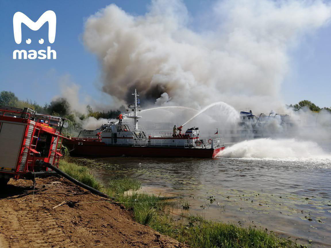 Попередня площа пожежі становить 200 кв. м / фото t.me/breakingmash Попередня площа пожежі становить 200 кв. м / фото t.me/breakingmash